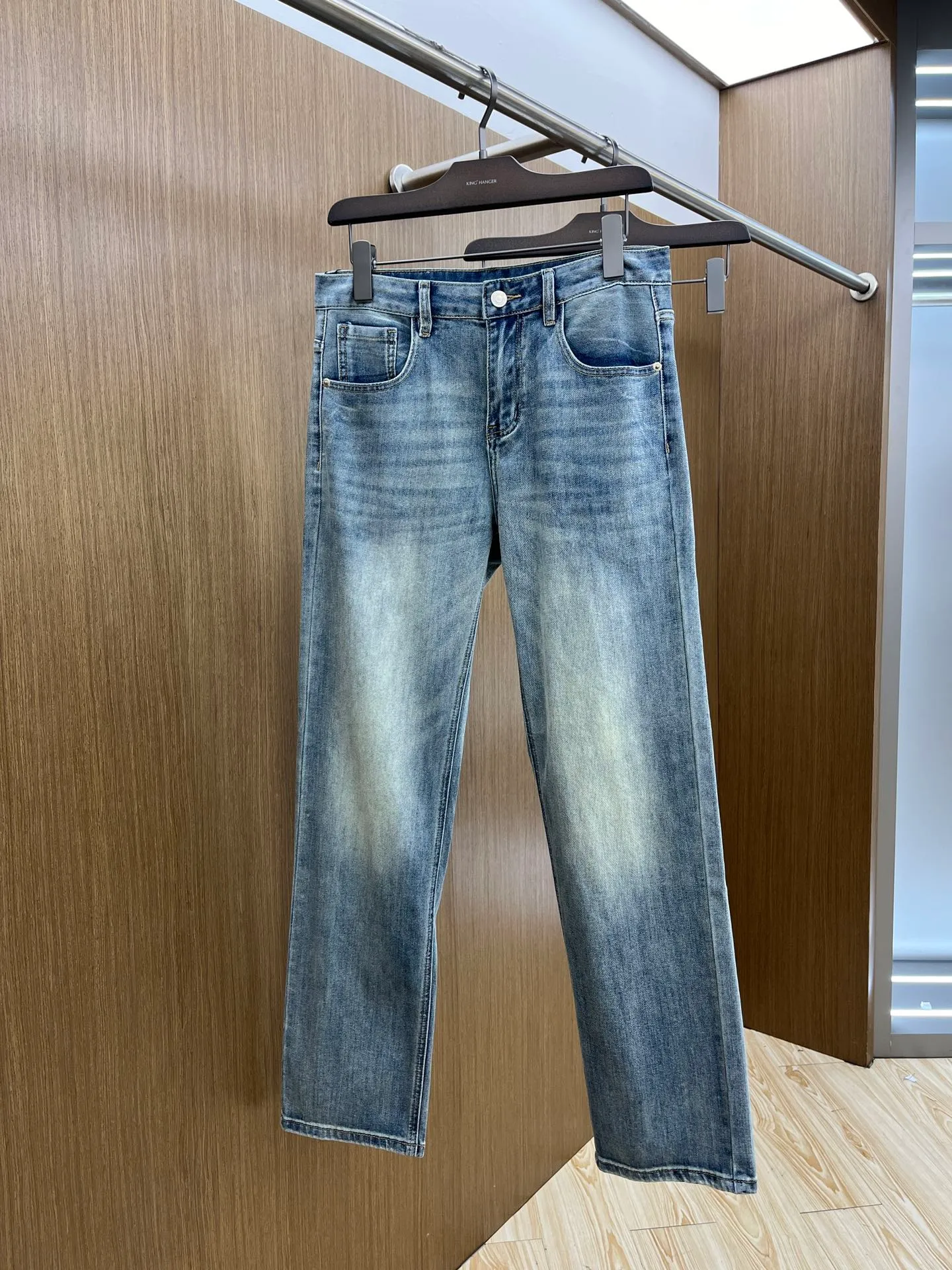 P240 Polo high-end customized 25ss spring and summer new men's small straight original jeans Early spring new style super soft, stretch fabric, complex handicraft superposition, any washing process will turn into a completely different color effect if you stay for a few seconds longer, so it is more precious, especially durable and taste-resistant... Use the best elastic texture of tannins, genuine leather labels, high-end metal accessories... to create a unique and original jeans style! Original hardware accessories, super correct fit, comfortable and breathable, extremely high-grade, XD counter quality, handsome upper body. Code number: 28-38 no 35 37
